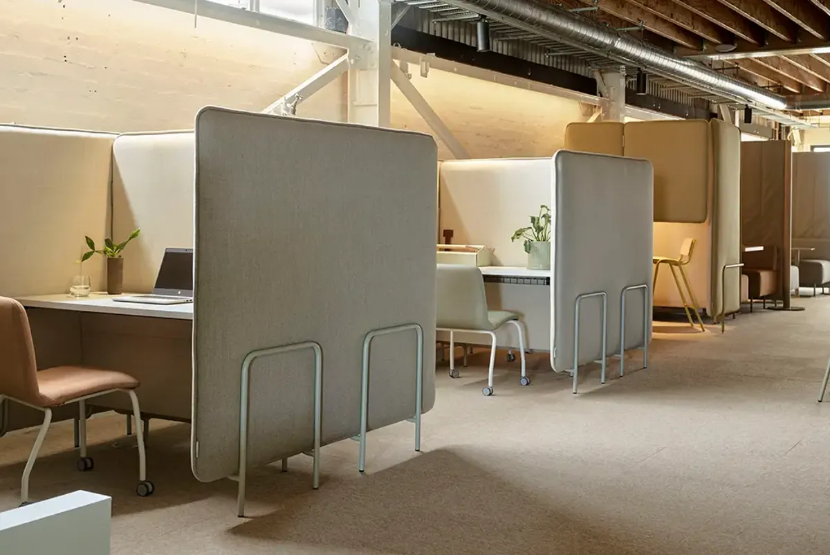 A room with a desk and chairs.