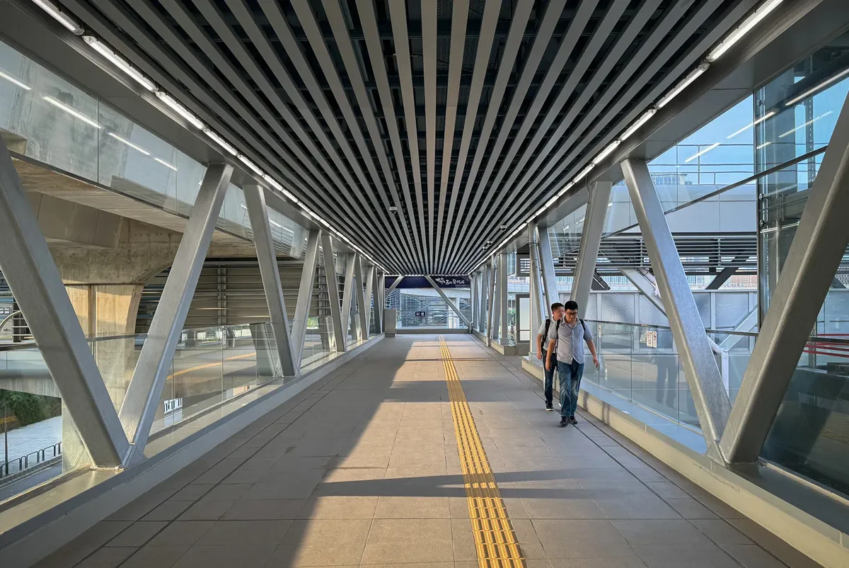 Footbridge linking a rail station to a hospital