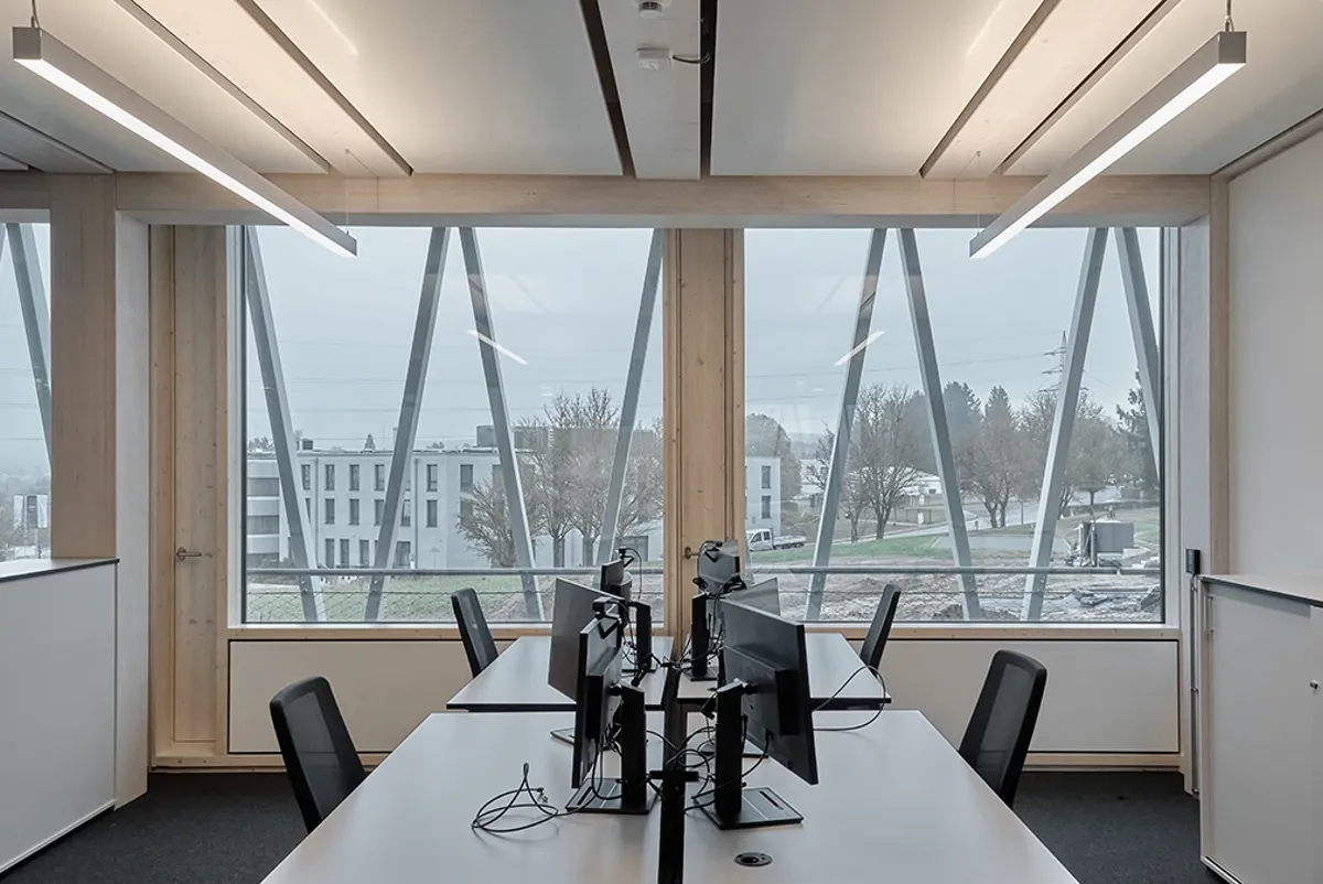 View of an office situation with a desk. The hybrid timber construction is recognisable. © Arup