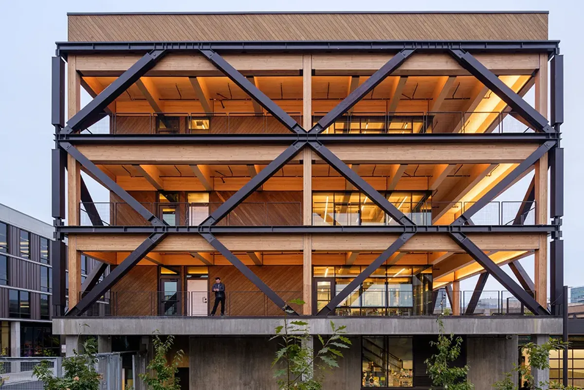 A four-floor building with three exposed-brace floors.