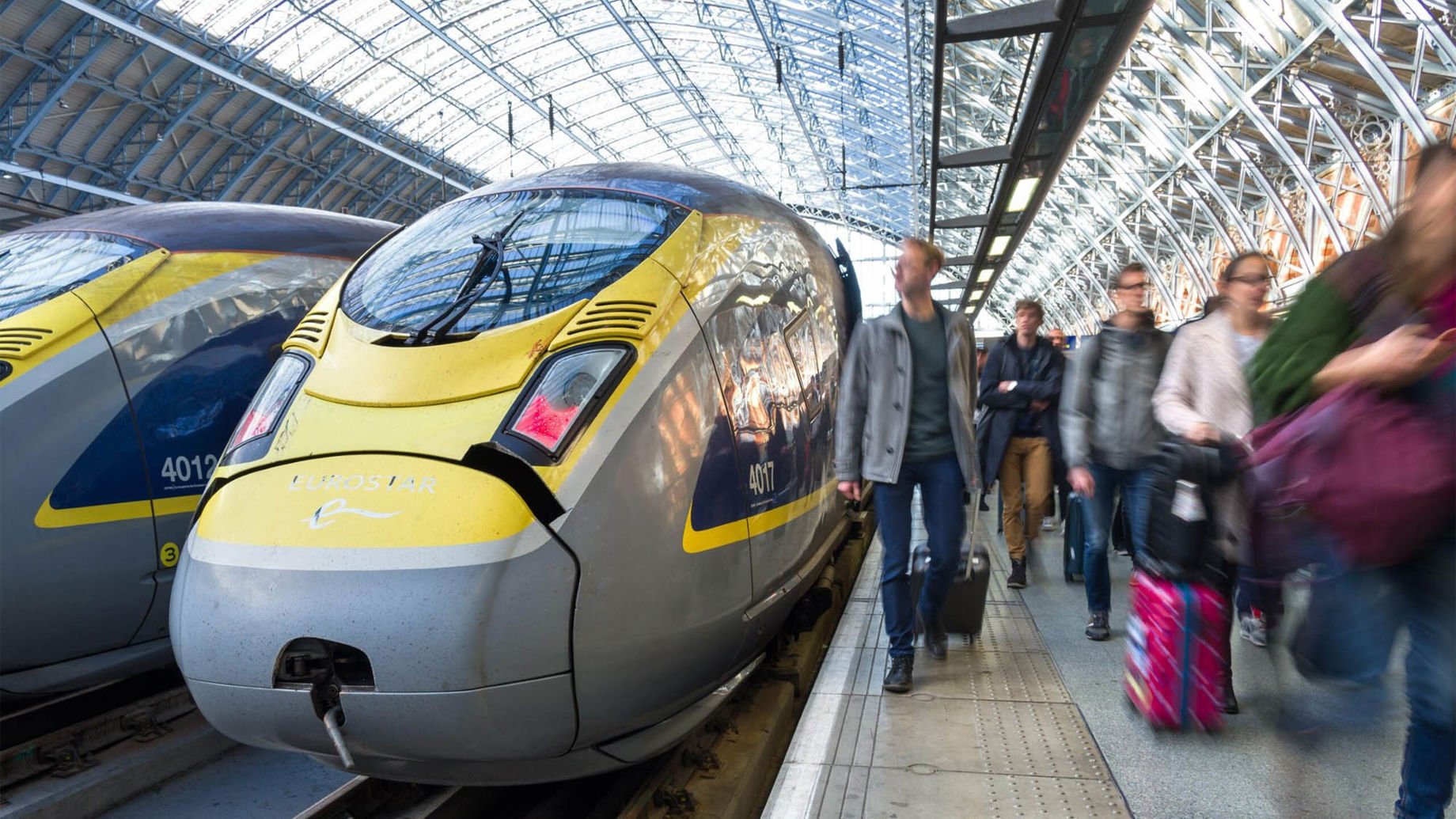 A Eurostar High Speed 1 train with passengers walking on the platform