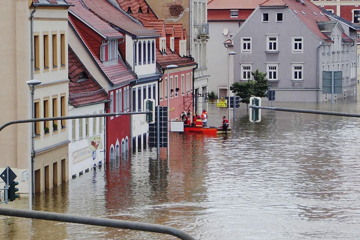 People are rescued from a house by rescue workers during a flood. © pixabay - LucyKaef