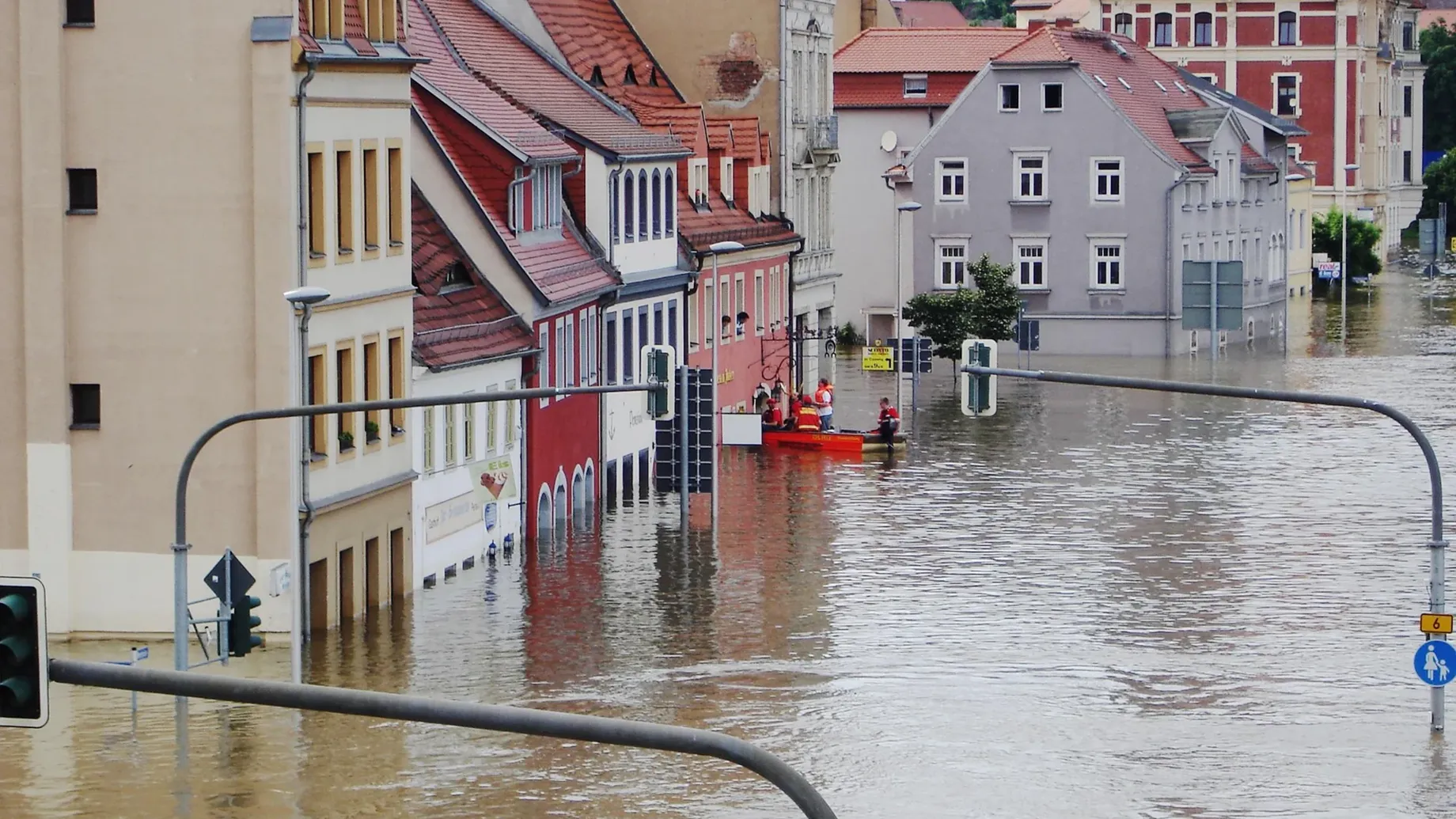 People are rescued from a house by rescue workers during a flood. © pixabay - LucyKaef