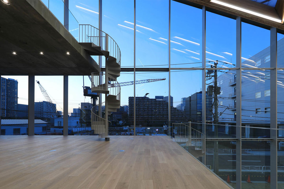 The column-free atrium for the Rooflag showroom.